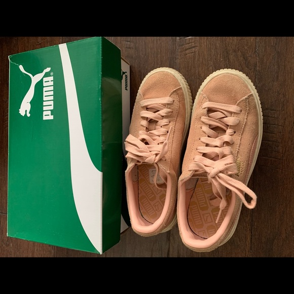 PUMA suede platform sneaker in pink - Picture 2 of 6